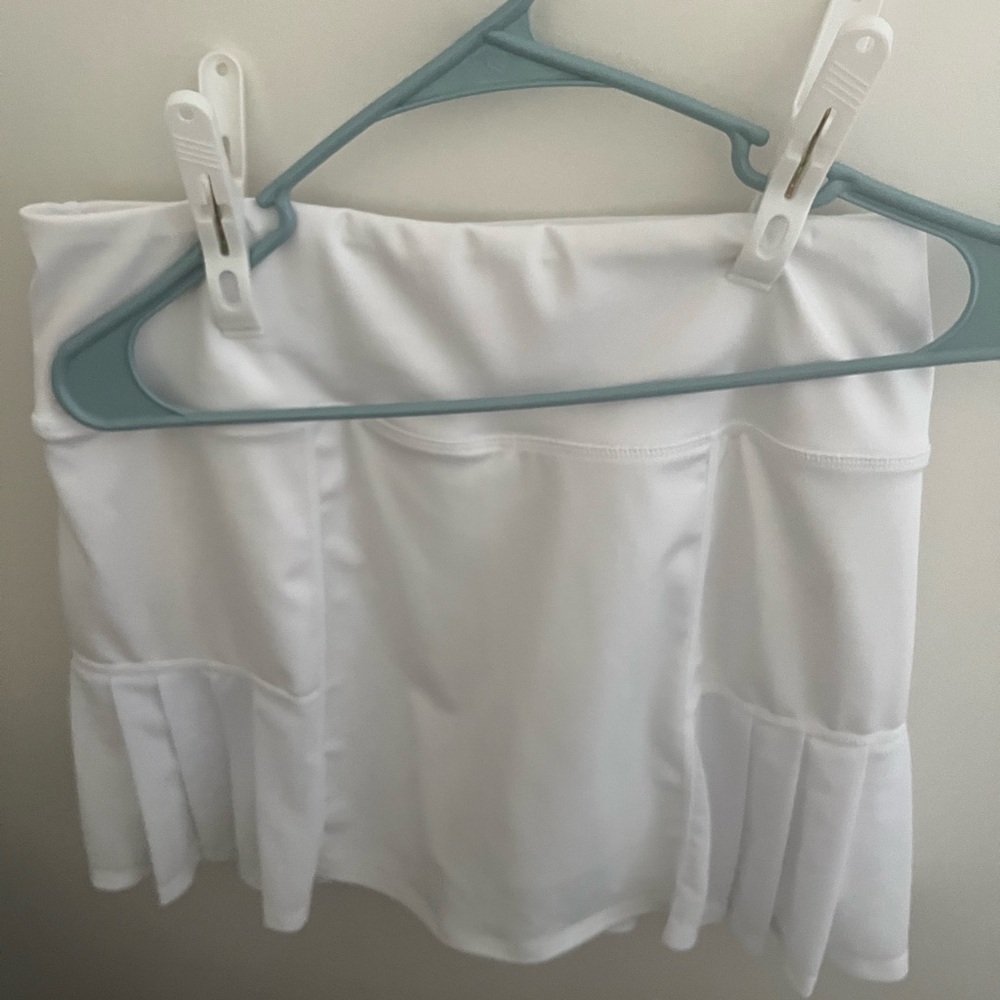 VOGO White Skort with pleats on bottom of both front sides of the skort. Size L